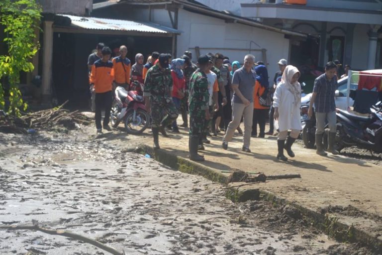 Plt Bupati Purbalingga Mengunjungi Korban Luapan Sungai Kahuripan di Desa Tajug dan Desa Rajawana, Kecamatan Karangmoncol.