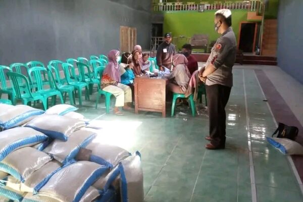 Penyaluran Bantuan Beras Kecamatan Karangmoncol Bulan Juli 2025